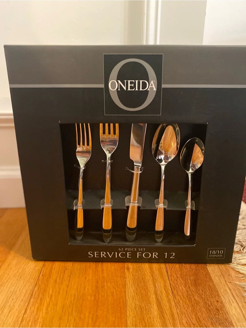 Oneida 62-Piece Service for 12 Flatware Set i